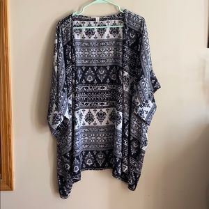 Francesca’s collection Women’s black&white kimono